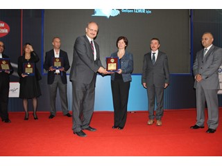 Türk Telekom Grup Şirketi ve çağrı merkezi sektörünün liderlerinden AssisTT İşkur İzmir 3. İstihdam Zirvesi’nde ödül aldı. 